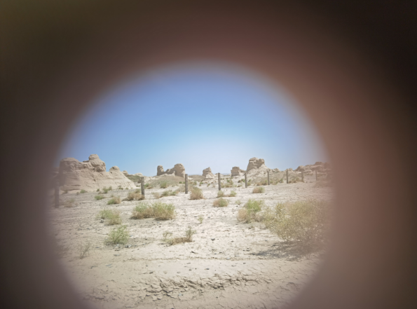 插圖2：透過河西走廊遺存的古陶片孔洞所見。攝影：陳曉斌。拍攝日期：2020年6月。