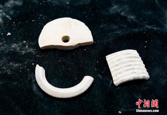 圖為靜寧縣賈河鄉(xiāng)竇坪村出土的佩飾。 夏劍鋒 攝