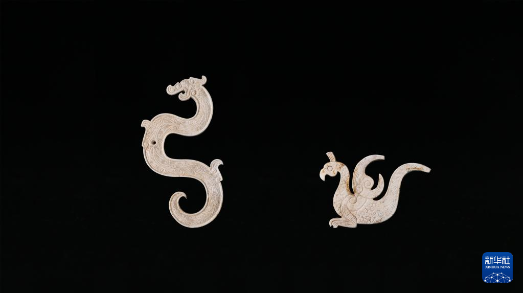 江西樟樹市國字山戰(zhàn)國墓葬出土玉龍、玉鳳（資料圖）。