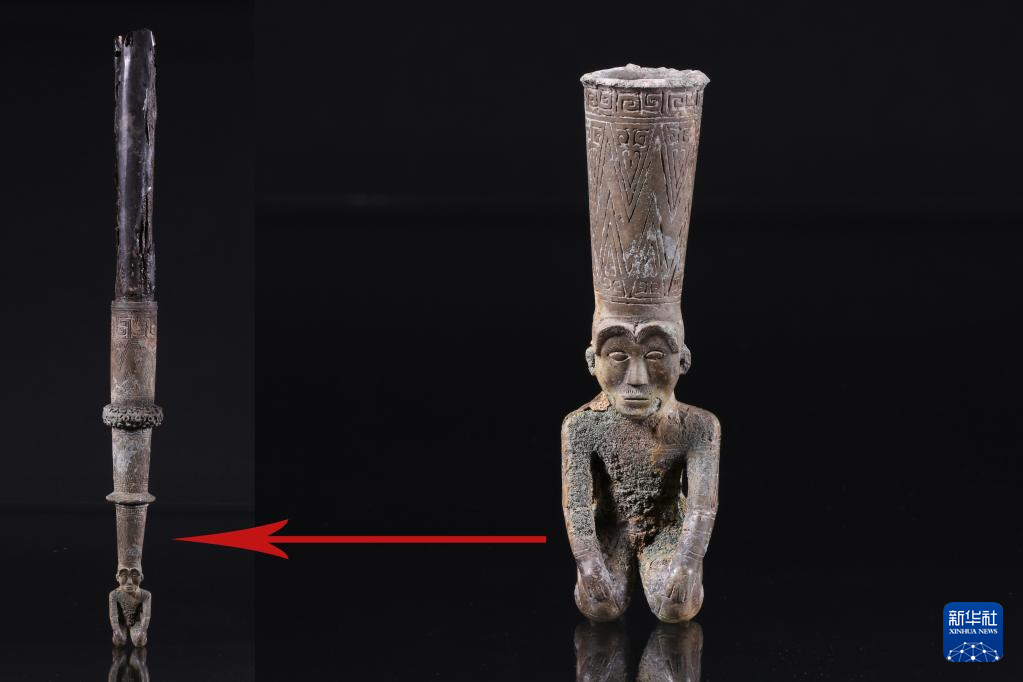 江西樟樹市國字山戰(zhàn)國墓葬出土銅跽坐人鐓（資料圖）。