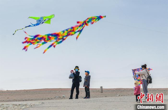 圖為孩童在父母的陪伴下放風箏。　王斌銀 攝