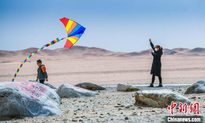 圖為市民正在陽關景區(qū)放風箏?！⊥醣筱y 攝