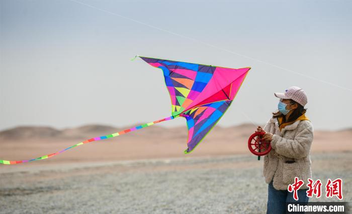 圖為市民正在陽關景區(qū)放風箏?！⊥醣筱y 攝