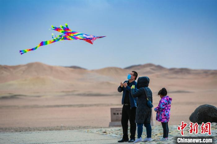 圖為市民正在陽關景區(qū)放風箏。　王斌銀 攝