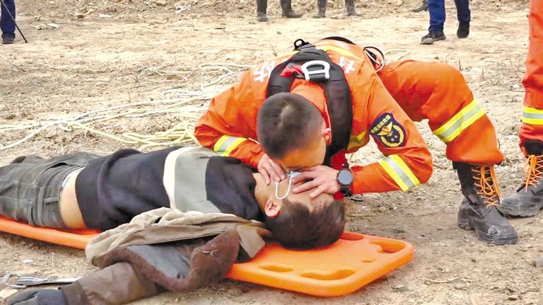 天水：消防員人工呼吸救回中毒農(nóng)民工 我們?yōu)槟泓c(diǎn)贊！