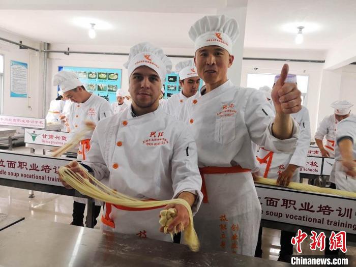 圖為外國留學生學習牛肉面的制作。(資料圖) 史靜靜 攝