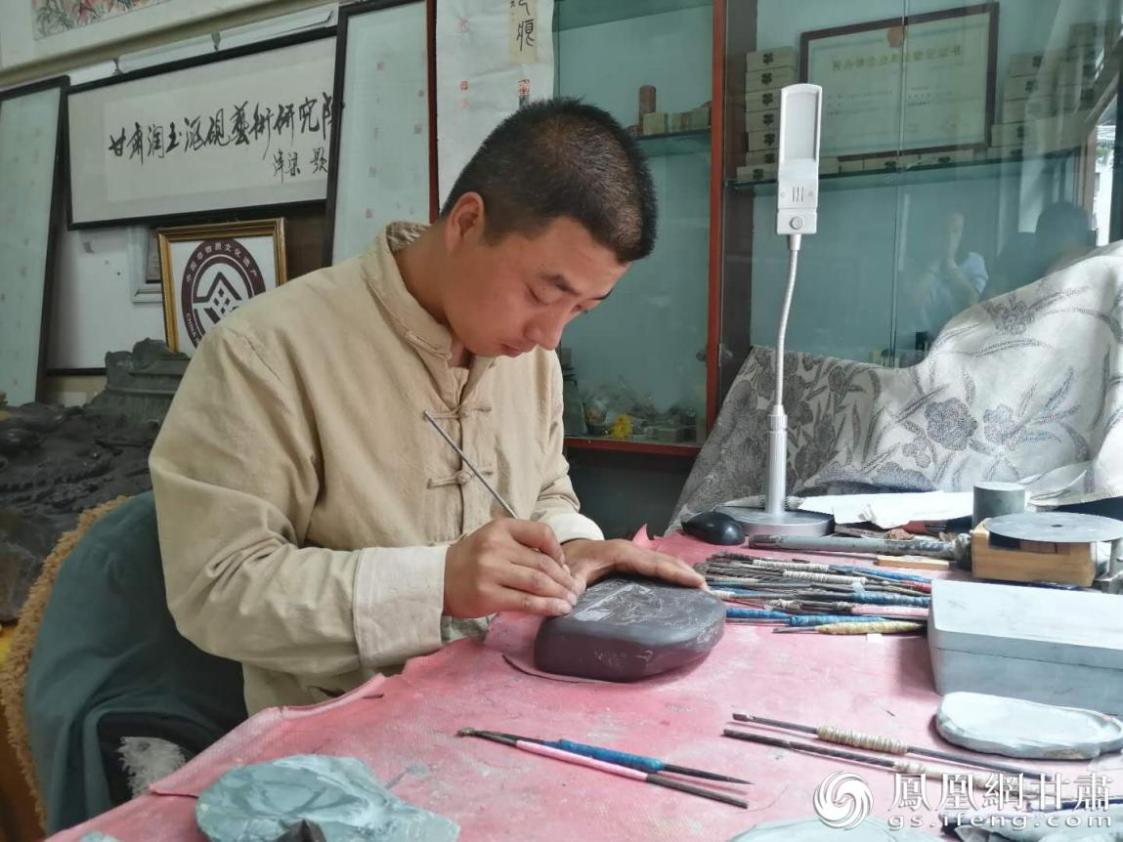 洮硯制作技藝第六代傳人、國(guó)家藝術(shù)基金資助青年藝術(shù)家、正高級(jí)洮硯雕刻藝術(shù)師李江平十年如一日專注于洮硯制作 圖源自網(wǎng)絡(luò)
