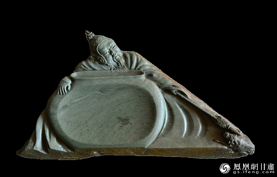 《醉臥沙場(chǎng)君莫笑》硯使王翰《涼州詞》中“醉臥沙場(chǎng)君莫笑，古來征戰(zhàn)幾人回？”的意境躍然硯臺(tái)之上。資料圖