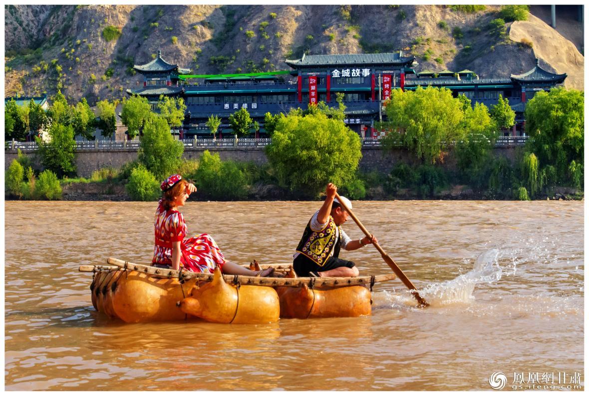 筏子客揮動著劈波斬浪的船槳，槳聲中混搭著風(fēng)聲、水聲和男女對歌的花兒聲。蘭州市文旅局供圖