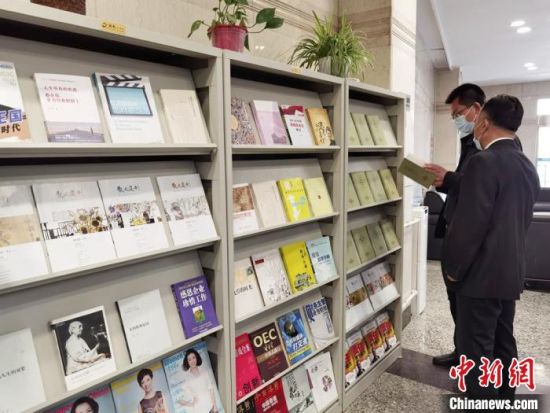 圖為國(guó)網(wǎng)甘肅電力黨校的職工書架?！⌒煅?攝