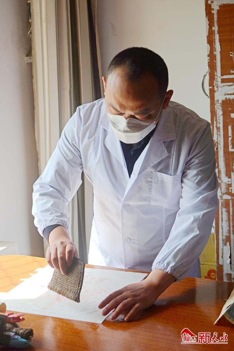 朽爛歷史檔案如何獲新生？看修復師“妙手回春”