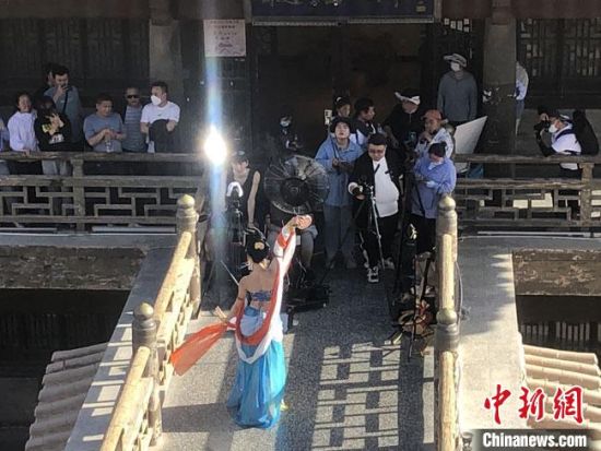 圖為5月以來，“奧大?！敝辈ガF(xiàn)場(chǎng)引游客圍觀。　敦煌市委宣傳部供圖