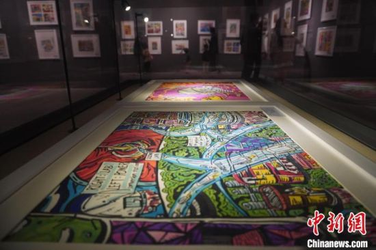 市民參觀少兒美術展覽。