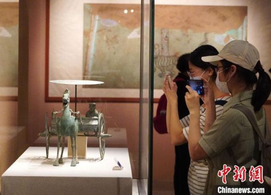 圖為參觀者參觀“大道攸歸：五涼文化展”展陳文物。　九美旦增 攝