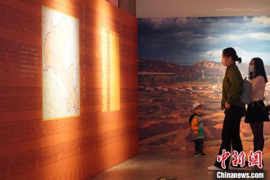 圖為參觀者參觀“大道攸歸：五涼文化展”展陳文物?！【琶赖┰?攝