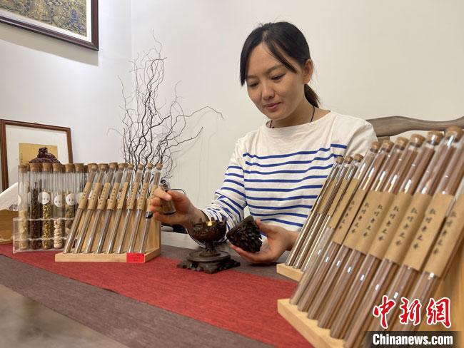 圖為魯雯展示燃香禮儀。　高瑩 攝