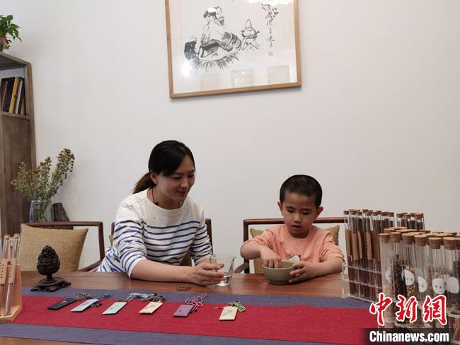 圖為魯雯為小學(xué)員授課和培訓(xùn)。　馮志軍 攝