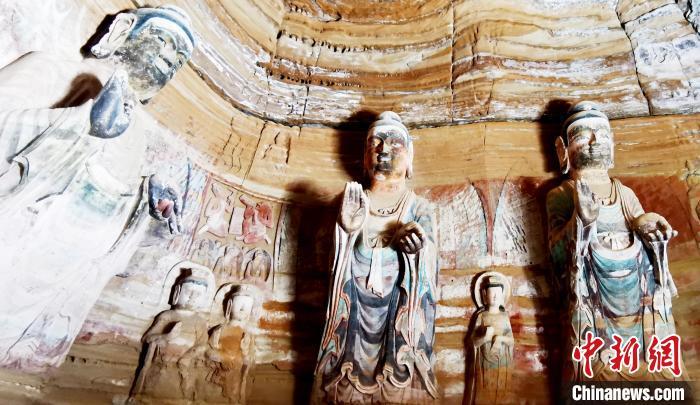 北石窟寺窟內(nèi)造像因受水顯得斑駁?！“瑧c龍 攝