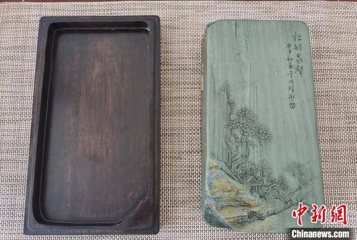 圖為甘肅甘南州洮硯藝人為提升洮硯文化內(nèi)涵，制作“一盒一拓”成品展示。(資料圖) 張婧 攝