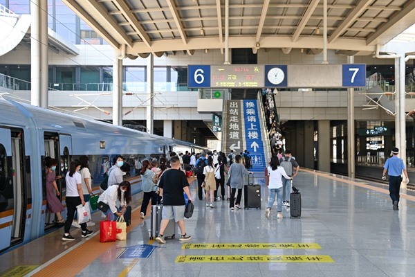 暑運(yùn)大幕開啟。蘭州鐵路局供圖