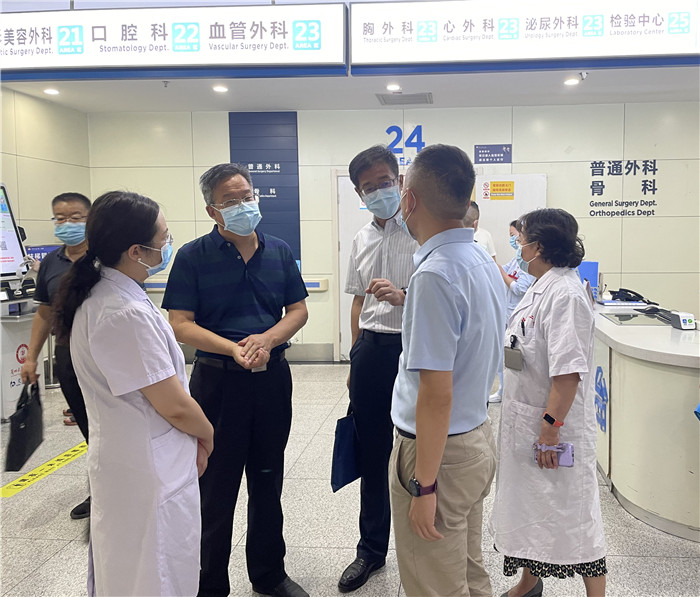 7月12日，甘肅省紀(jì)委監(jiān)委派駐省衛(wèi)健委紀(jì)檢監(jiān)察組紀(jì)檢監(jiān)察干部在蘭大二院門診開展疫情防控監(jiān)督檢查。魏雪 攝.jpg