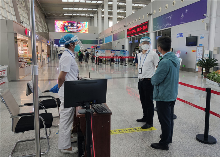 7月15日，金昌市金川區(qū)紀(jì)委監(jiān)委駐區(qū)委政法委紀(jì)檢監(jiān)察組在金昌機(jī)場(chǎng)監(jiān)督檢查疫情防控措施落實(shí)情況。王曉梅攝.jpg