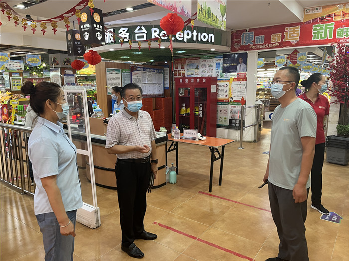 7月15日，酒泉市玉門市疫情防控督查組在隴商聯(lián)華超市監(jiān)督檢查疫情防控措施落實(shí)情況。 .jpg