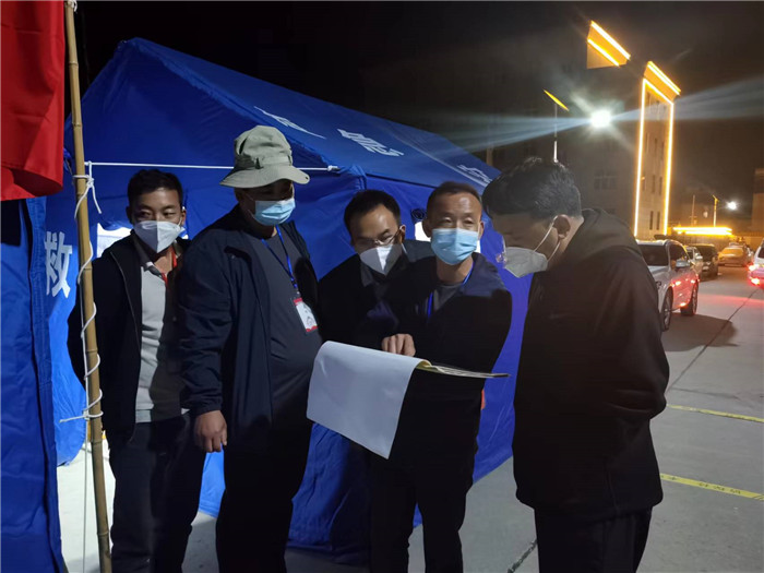 7月19日，甘南州瑪曲縣紀(jì)委監(jiān)委督查組在德吉小區(qū)卡點(diǎn)督導(dǎo)疫情防控工作。仲海濤 攝.jpg