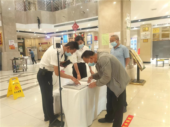 金昌市金川區(qū)紀(jì)委監(jiān)委駐區(qū)人大機(jī)關(guān)紀(jì)檢監(jiān)察組在花城錦都大酒店監(jiān)督檢查疫情防控工作。王文海 攝 .jpg