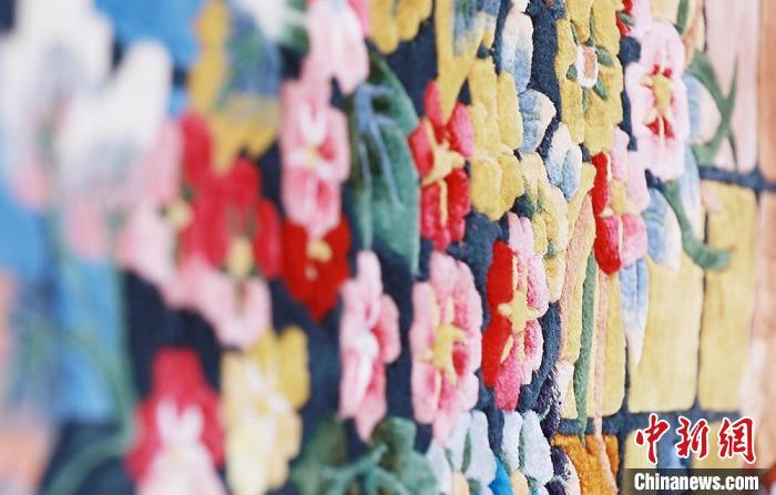 圖為手工地毯成品。　豆苗 攝