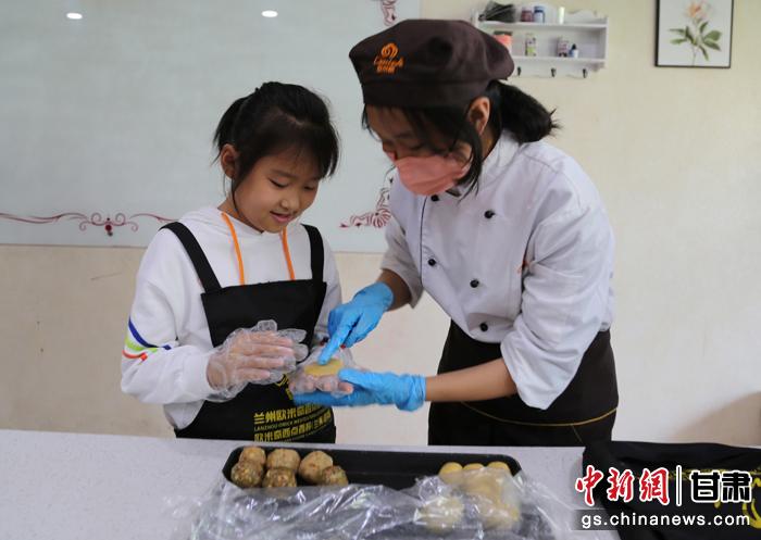 圖為在甘臺(tái)胞小朋友在工作人員指導(dǎo)下制作月餅。九美旦增 攝