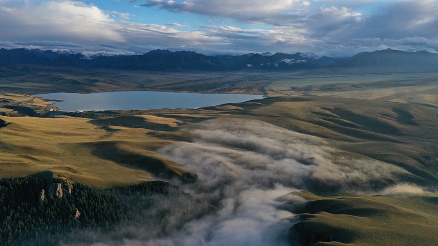 甘肅山丹馬場(chǎng)：峽谷云霧似仙境。 王超攝