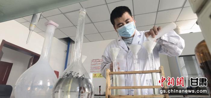 圖為甘肅科技集團化工研究院有限責任公司工作人員正在做實驗。魏建軍 攝