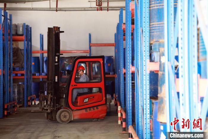 圖為甘肅省危險廢物處置中心危險廢物儲存庫?！∥航ㄜ?攝