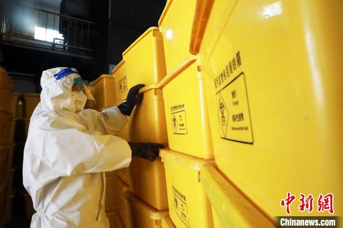 圖為工作人員搬運醫(yī)療廢物專用周轉箱?！∥航ㄜ?攝
