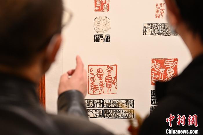 圖為甘肅蘭州，參展作品吸引參觀者。 中新社記者 李亞龍 攝