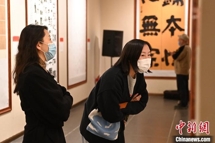 圖為甘肅蘭州，參展書法作品吸引參觀者。 中新社記者 李亞龍 攝