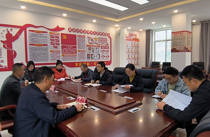 10月19日，康縣紀(jì)委監(jiān)委組織部分班子成員，辦公室、信訪室、案管室、審理室、紀(jì)檢監(jiān)察室等相關(guān)工作人員開展黨的二十大報(bào)告專題討論。.jpg