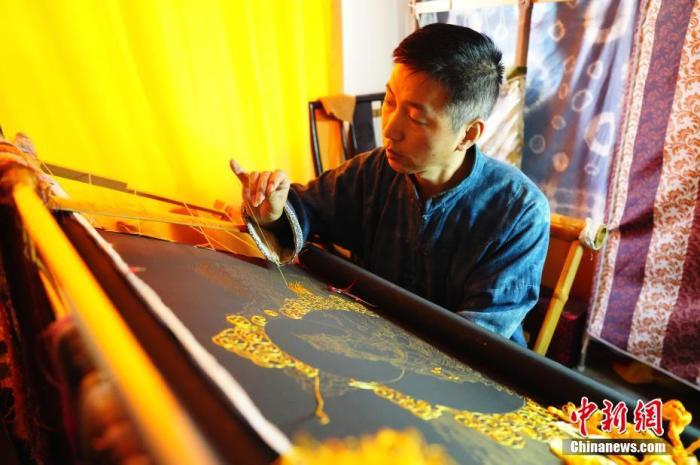 系統(tǒng)性挖掘整理古代敦煌刺繡，是甘肅天水市級非遺代表性項目武山刺繡代表性傳承人劉云帆這兩年最緊要的工作之一。圖為劉云帆在創(chuàng)作富含敦煌刺繡元素的作品。 中新社發(fā) 謝秉錫 攝 