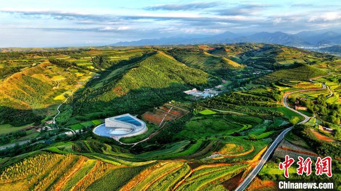 航拍視角下的樺林古動物化石埋藏原址館。該館位于臨夏州和政縣。(資料圖) 和政宣傳部供圖