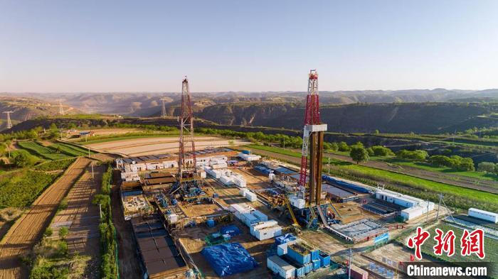 圖為中石油長(zhǎng)慶油田慶陽(yáng)華H60雙機(jī)組鉆井現(xiàn)場(chǎng)。(資料圖) 慶陽(yáng)市委宣傳部供圖