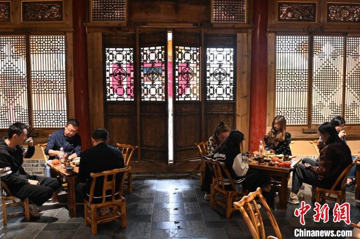 圖為甘肅天水市秦州區(qū)平南鎮(zhèn)蘇灣村民俗莊園內(nèi)的“圍爐煮茶”網(wǎng)紅打卡點(diǎn)。(資料圖) 李亞龍 攝