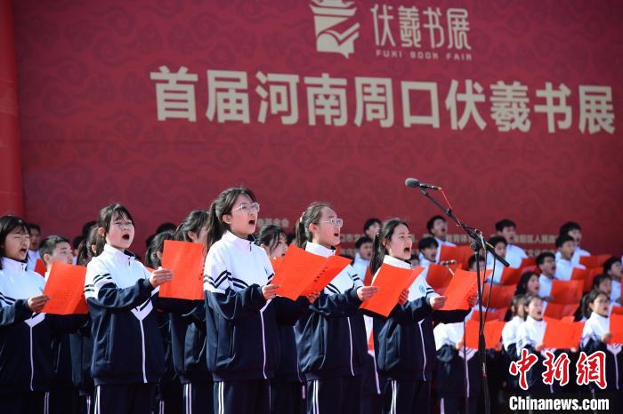 圖為學(xué)生們?cè)陂_(kāi)幕式上誦讀經(jīng)典?！×赫赵?攝