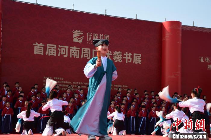 圖為學(xué)生們?cè)陂_(kāi)幕式上誦讀經(jīng)典?！×赫赵?攝