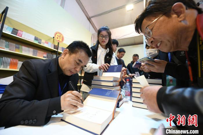 圖為作家王躍文現(xiàn)場(chǎng)簽名售書(shū)。　梁照曾 攝