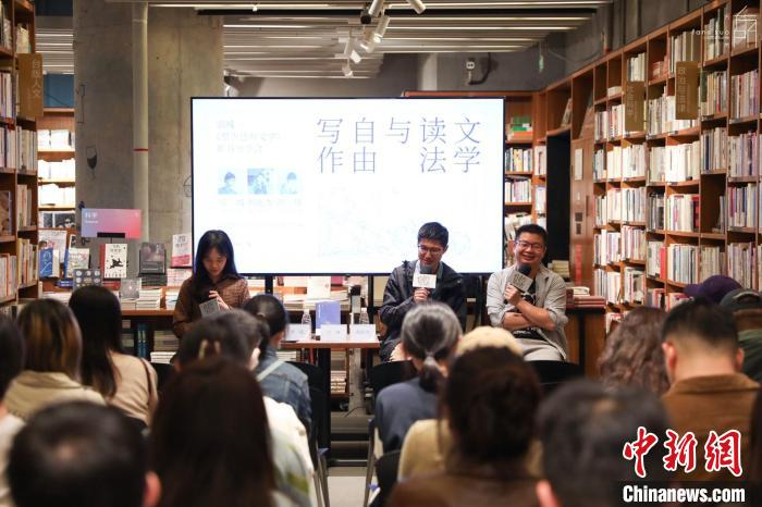 《至少還有文學(xué)》推出：在今天，我們?yōu)槭裁催€需要文學(xué)？