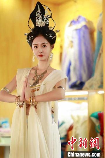 圖為身著“飛天裝”的敦煌大漠“逐舞者”奧楠。(資料圖) 敦煌市委宣傳部供圖