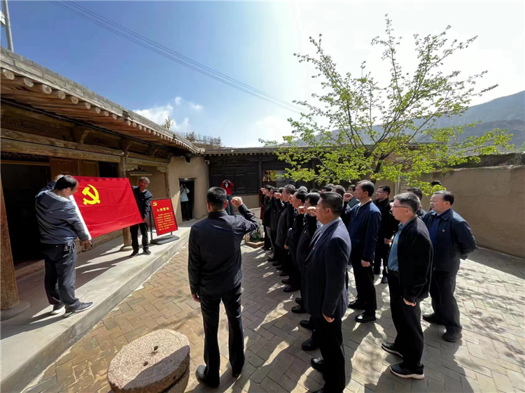 圖為臨夏州紀(jì)委監(jiān)委組織黨員干部在東鄉(xiāng)縣布塄溝黨史教育基地開展革命教育活動(dòng)，賡續(xù)紅色血脈、汲取奮進(jìn)力量、激發(fā)干事熱情。.png
