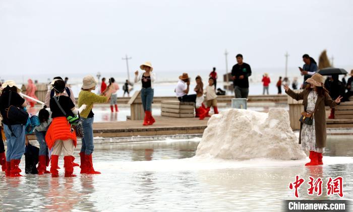 圖為游客在茶卡鹽湖拍照?！⊙Φ?攝