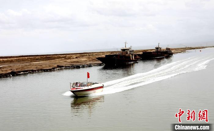 圖為茶卡鹽湖?！⊙Φ?攝